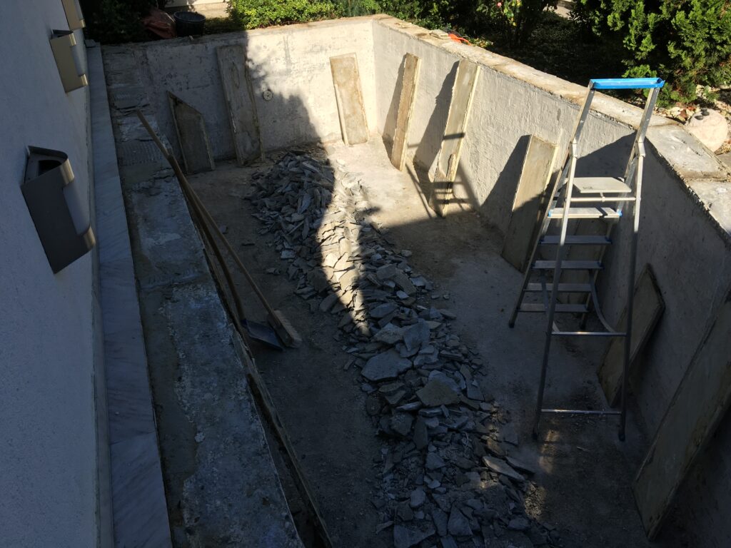 Schwimmbecken nach der Entfernung der alten Beläge