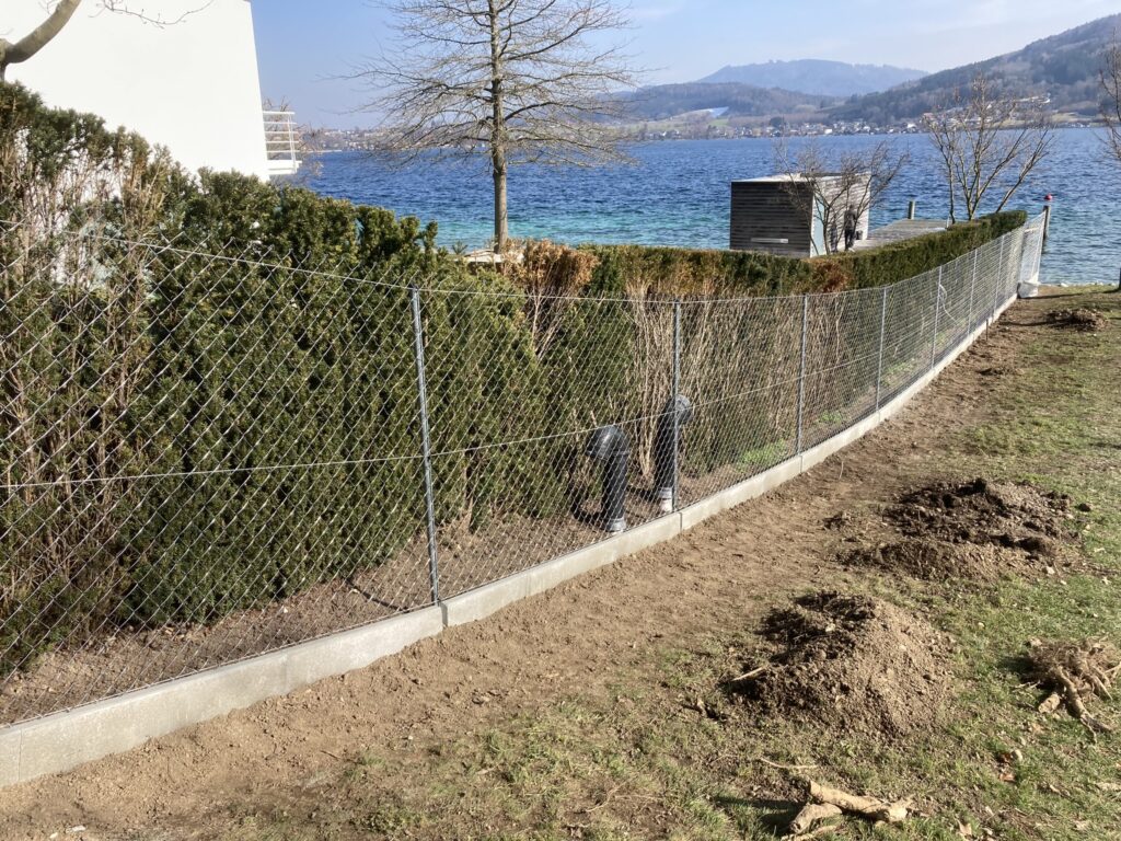 Neuer Maschendrahtzaun mit Randsteinen