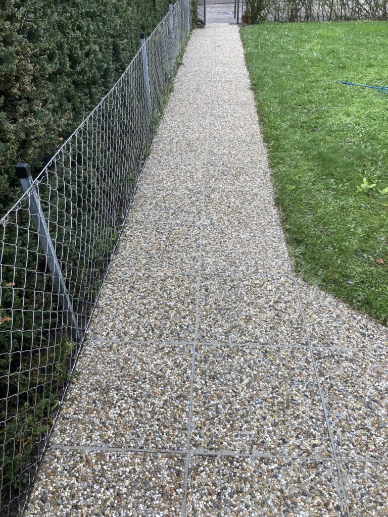 Waschbetonplatten nach der Entfernung von Moos und Ablagerungen