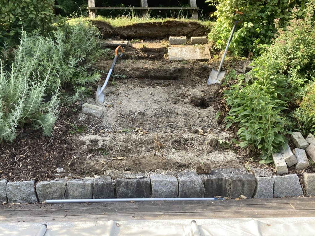 Gartenhang nach dem Entfernen der alten Holztreppe