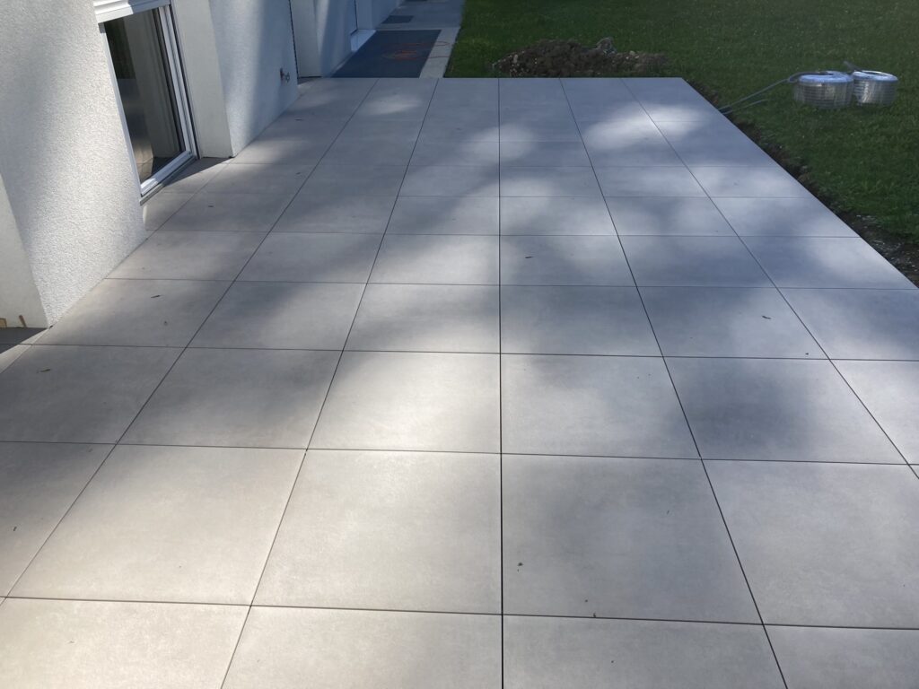 Fertige Terrasse mit keramischen Platten auf Schienensystem