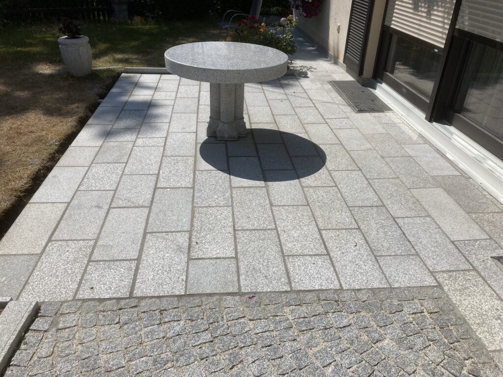Terrasse mit erneut verlegten Bestandsplatten