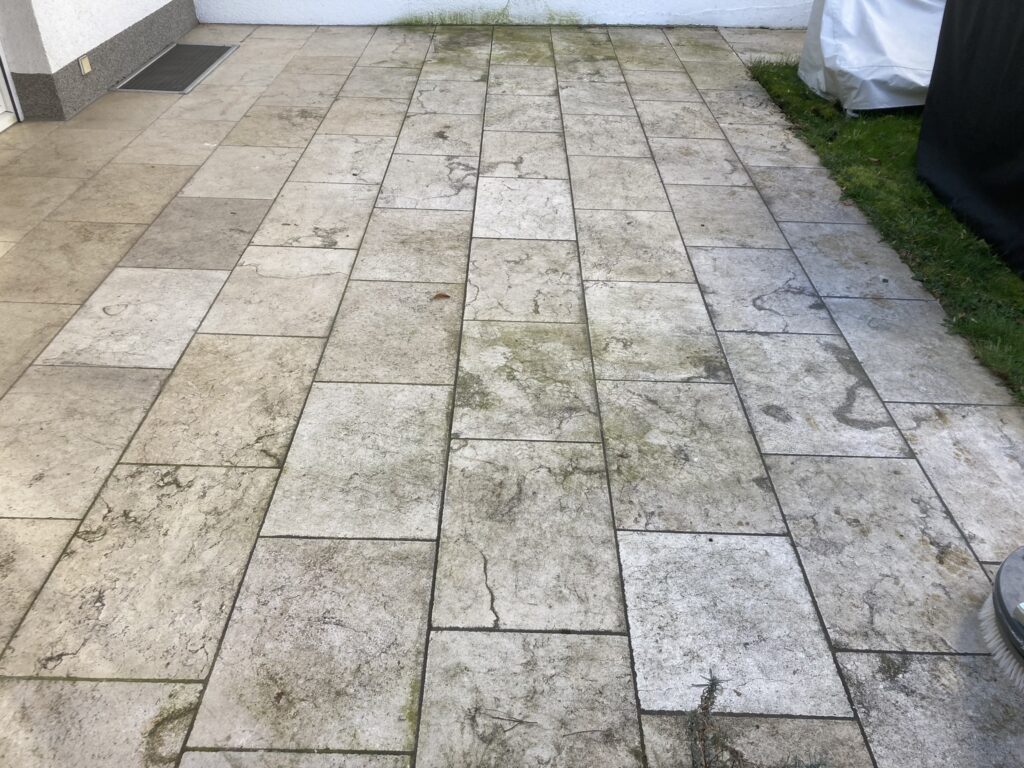 Marmorplatten mit Verschmutzungen und Grünbelägen