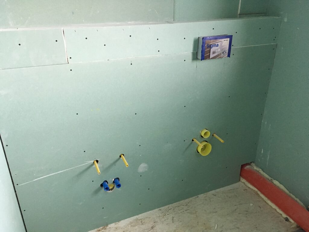 Badezimmerwand mit Gipskartonplatten vor der Mosaikverlegung