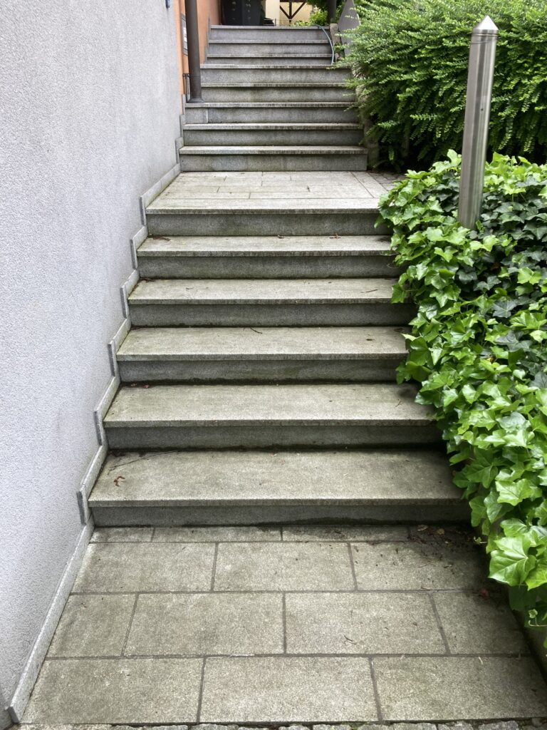 Verschmutzte Treppe vor der Grundreinigung