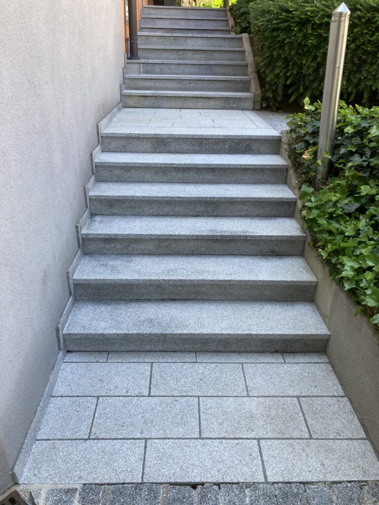 Treppe nach gründlicher Entfernung der Verschmutzungen