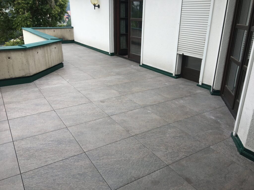 Fertiger Terrassenbelag auf Schienensystem