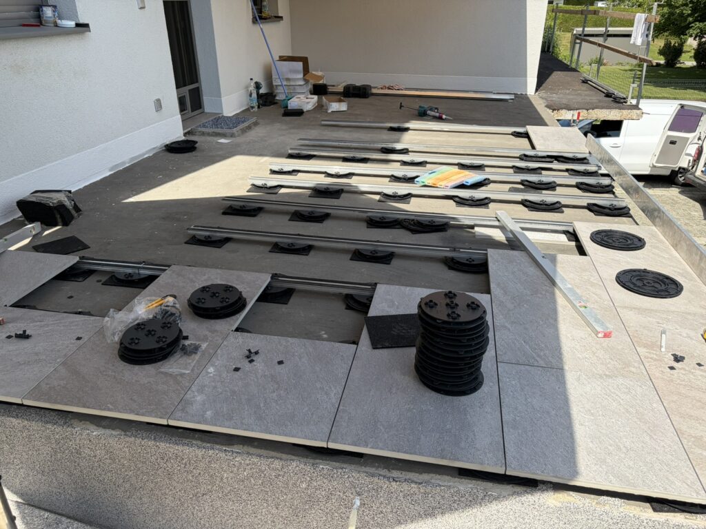 Terrassenbereich vor der Plattenverlegung und Herstellung der Betonstufe