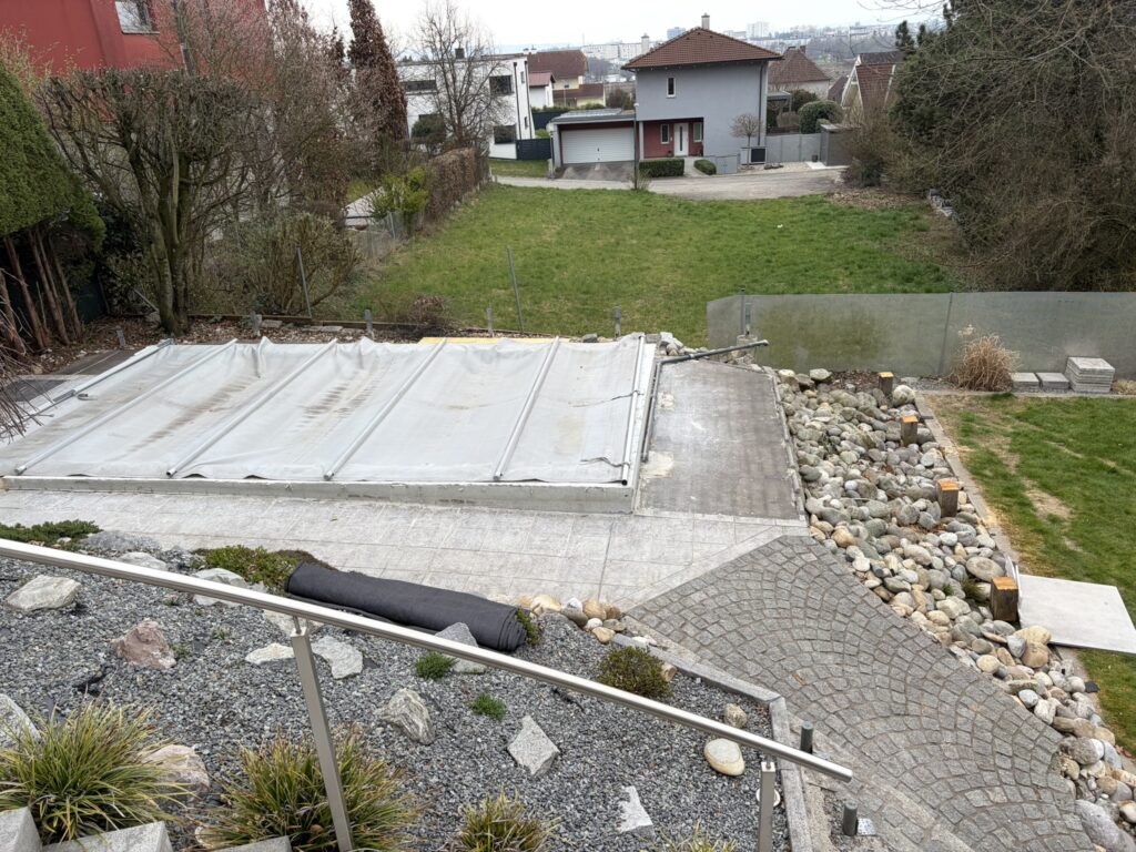 Terrassenbereich am Pool vor der Sanierung