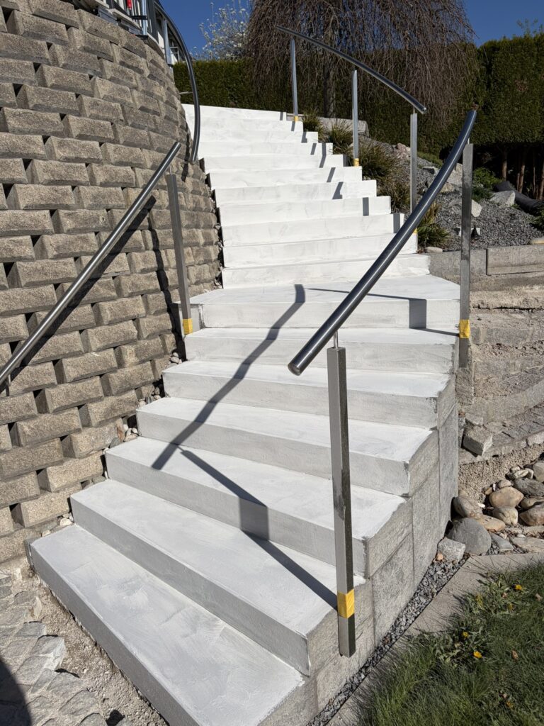 Außentreppe vor der Verkleidung mit Keramikplatten