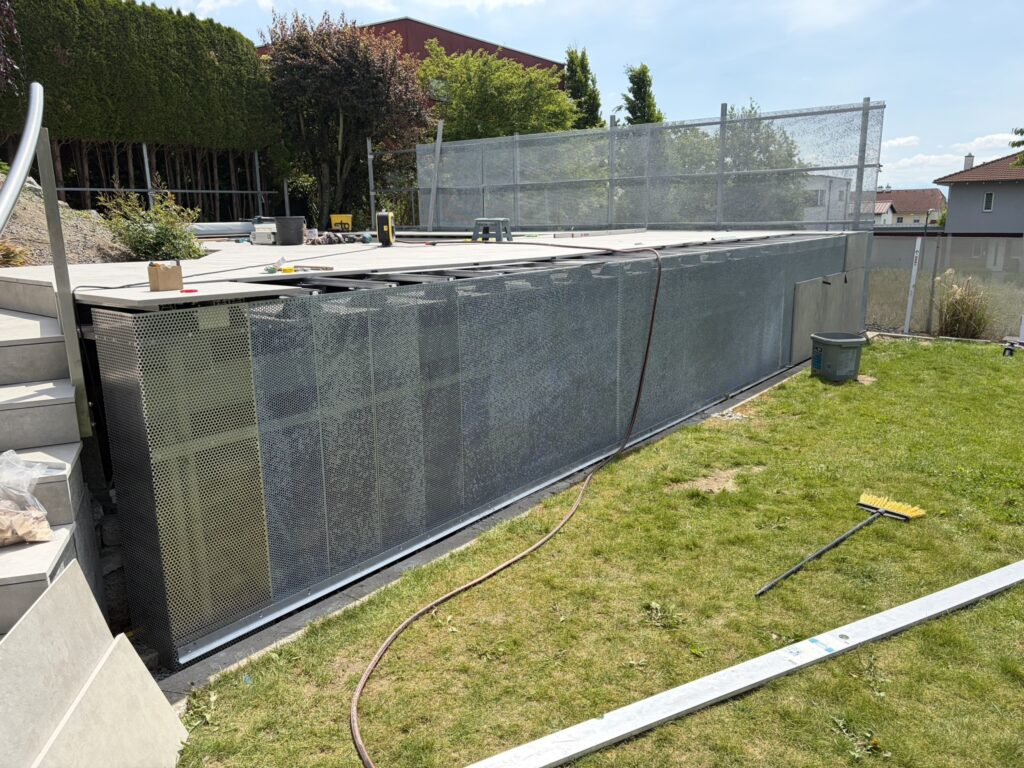 Metallgitter an den Seitenflächen einer erhöhten Terrasse