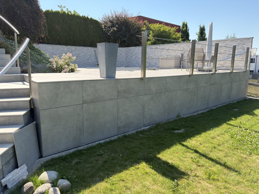 Mit Platten verkleidete Seitenflächen der Terrasse