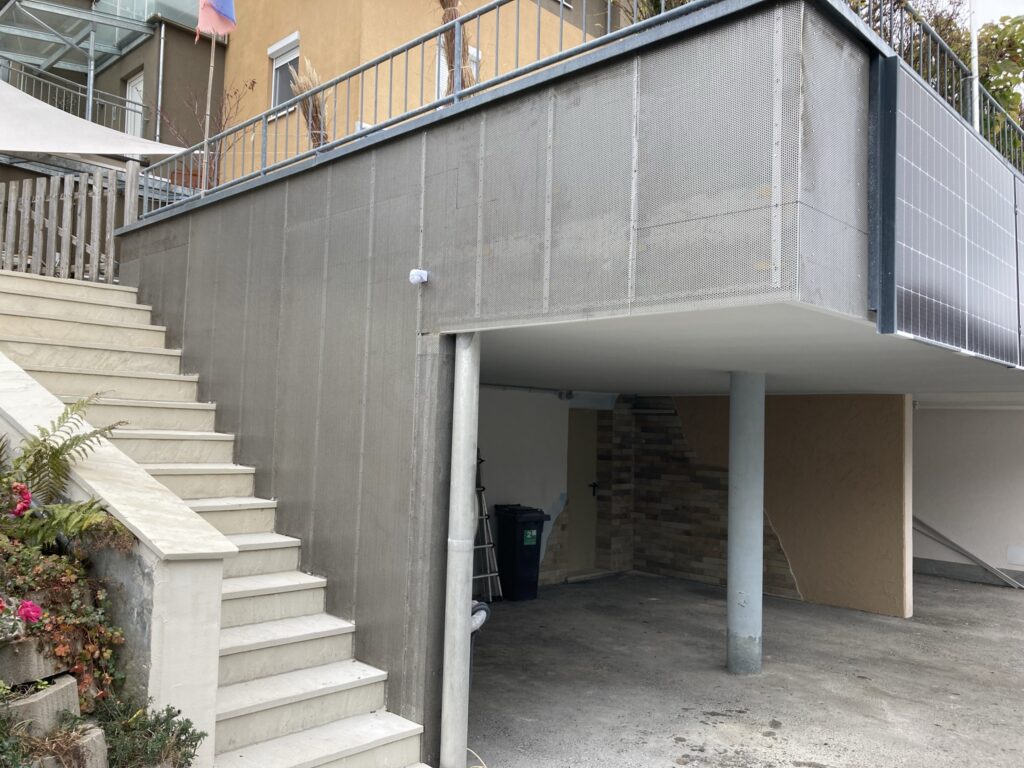 Außenwand mit montierten Metallgittern vor der Verkleidung