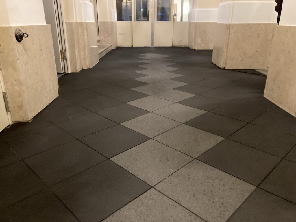 Bodenbelag im Foyer des Bundeskanzleramts nach der Reinigung
