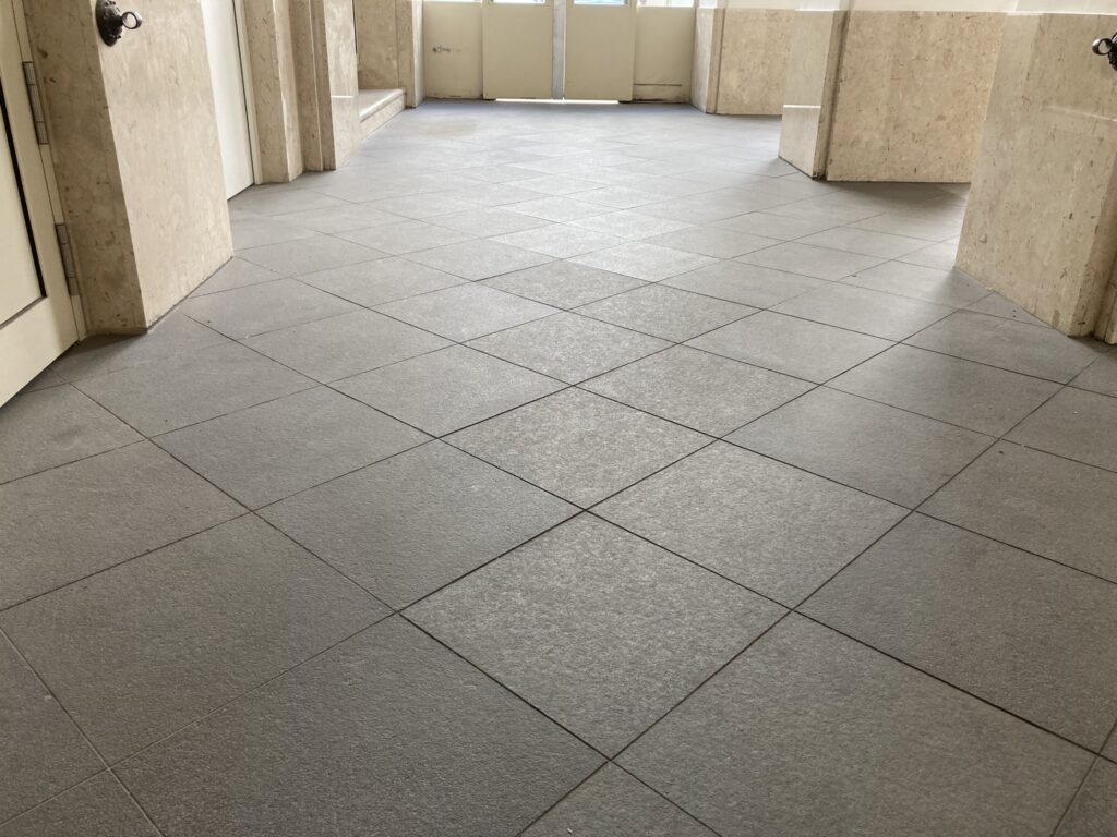 Bodenbelag im Foyer des Bundeskanzleramts vor der Reinigung