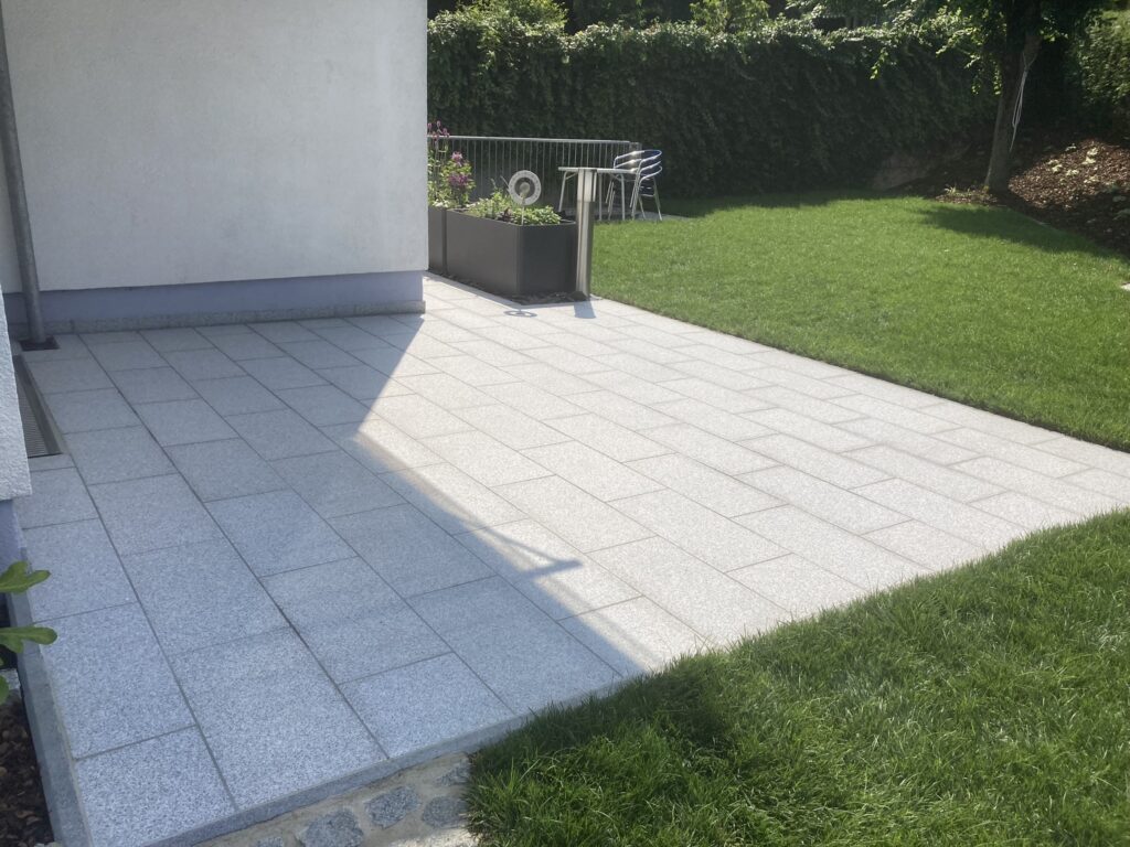 Fertige Terrasse mit auf Splittbeton verlegten Platten