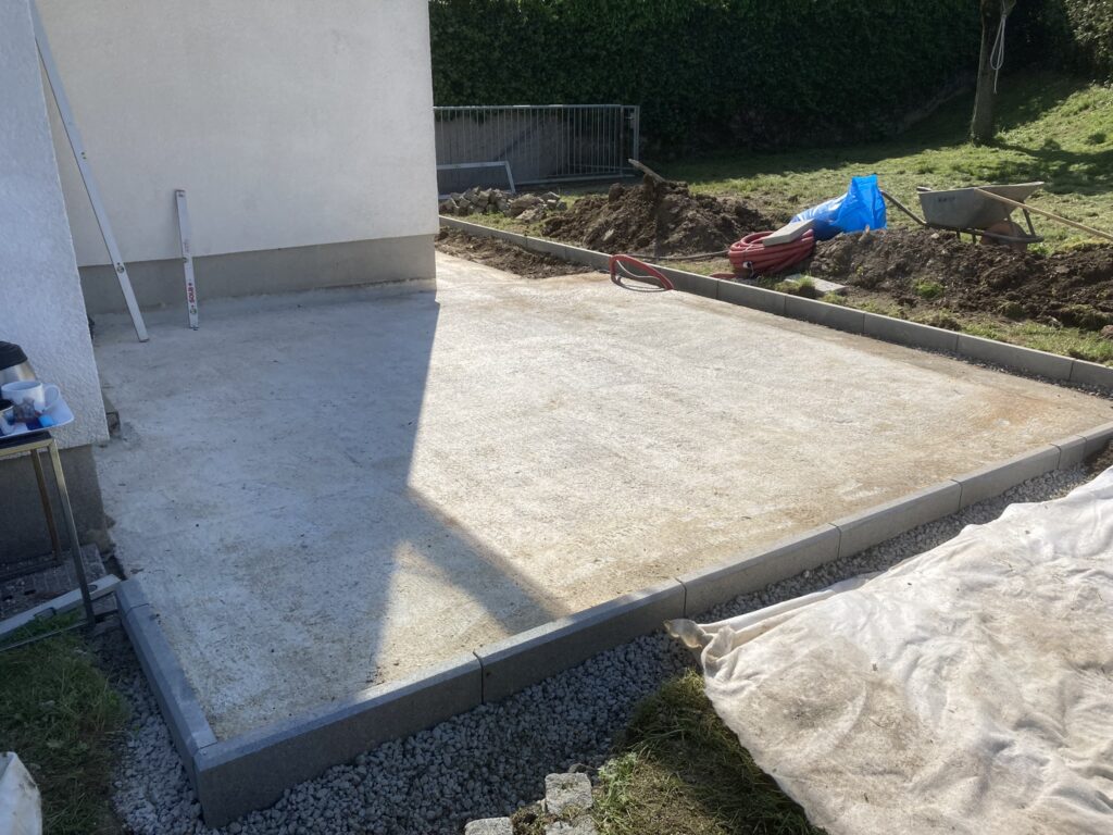 Terrassenfläche vor der Verlegung der Platten auf Splittbeton