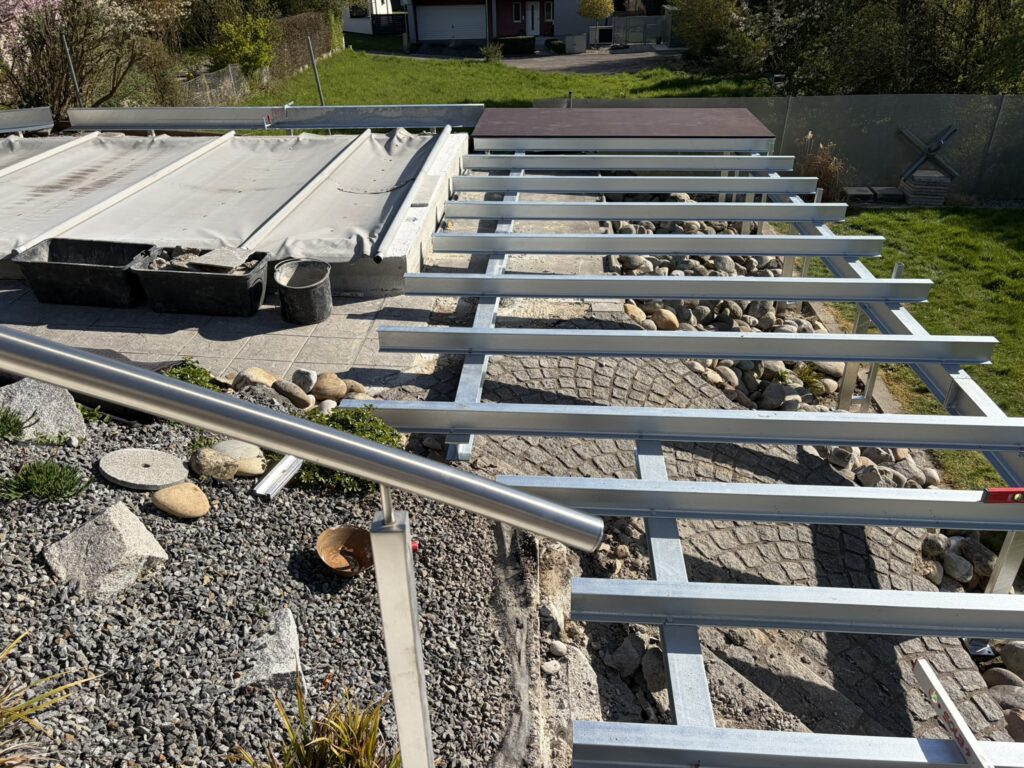 Metallunterkonstruktion für eine Terrasse am Pool