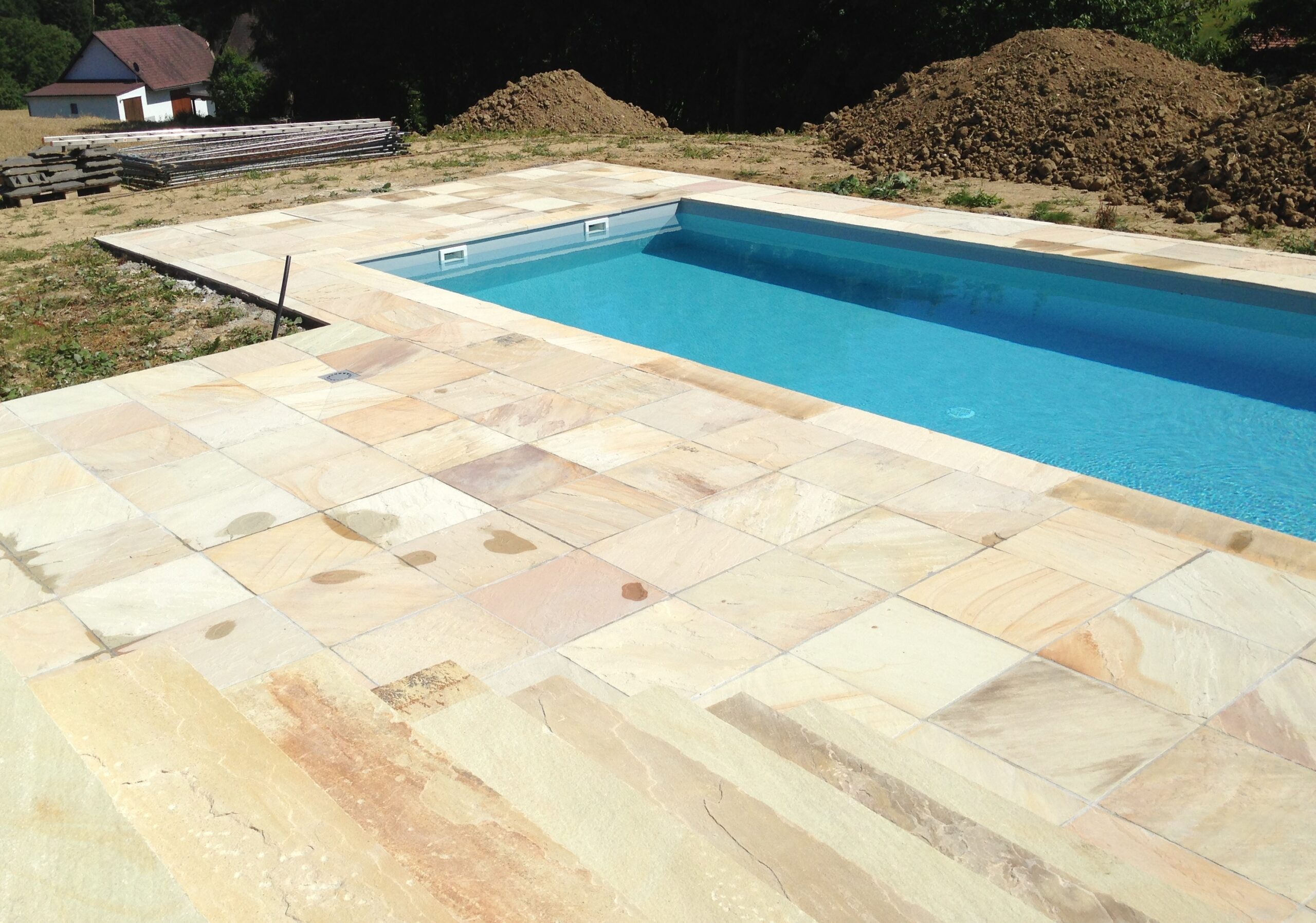 Startseite Terrasse mit Poolumrandung und Treppe aus Naturstein