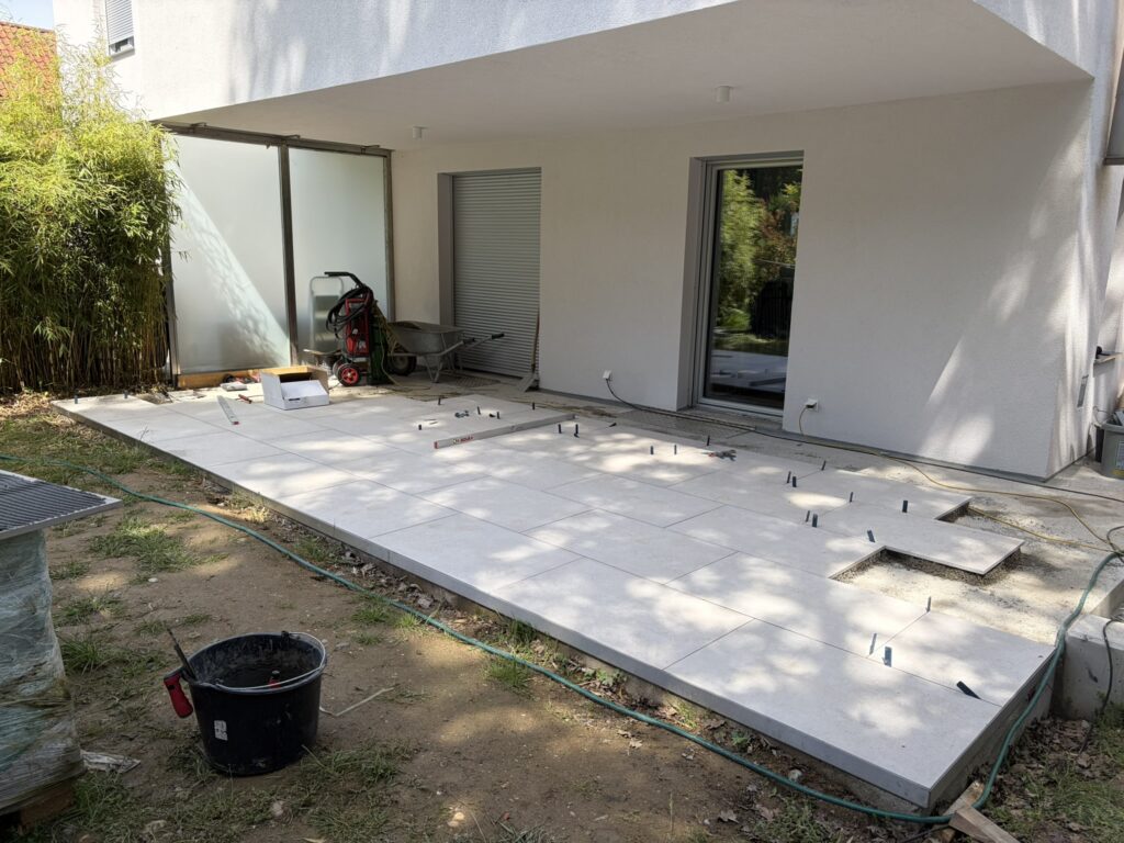 Startseite Verlegung von Keramikplatten auf einer Terrasse