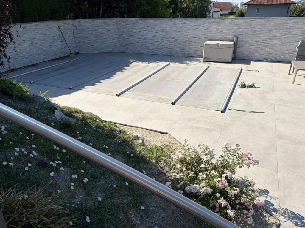 Startseite Terrasse rund um den Pool mit Mosaikwand