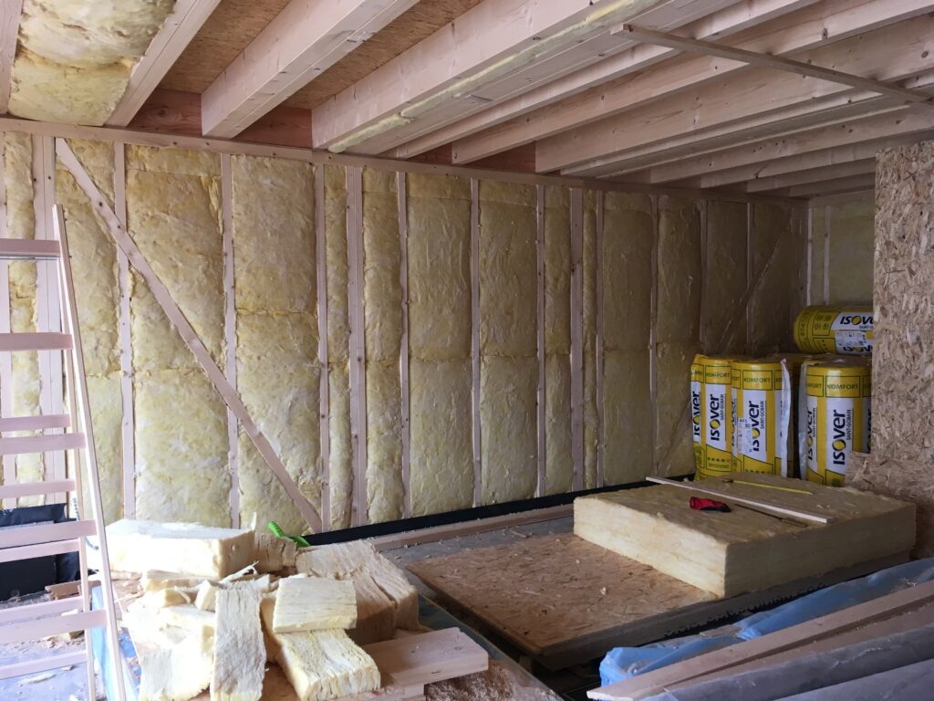 Dämmung einer Holzkonstruktion mit Mineralwolle beim Innenausbau