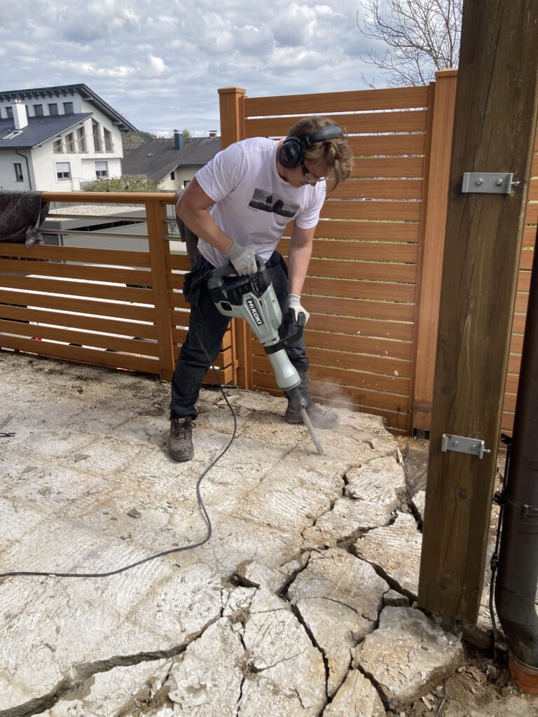 Startseite Abbrucharbeiten mit dem Abbruchhammer an einer Betonfläche