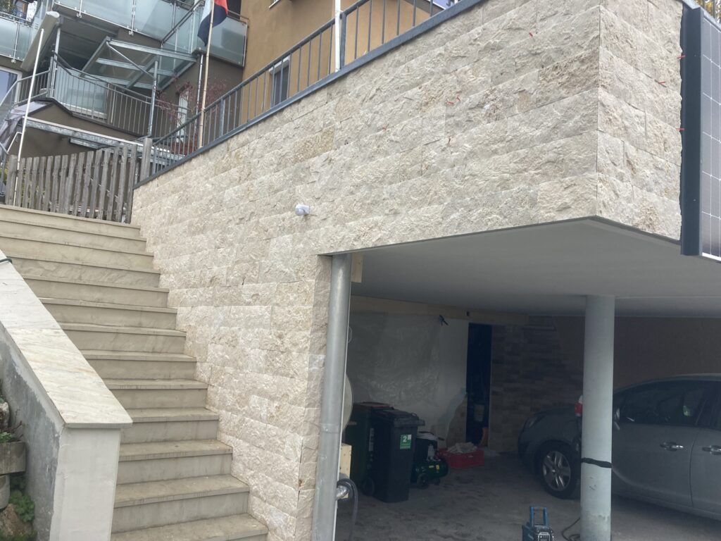 Startseite Außentreppe und Fassade mit demselben Naturstein verkleidet