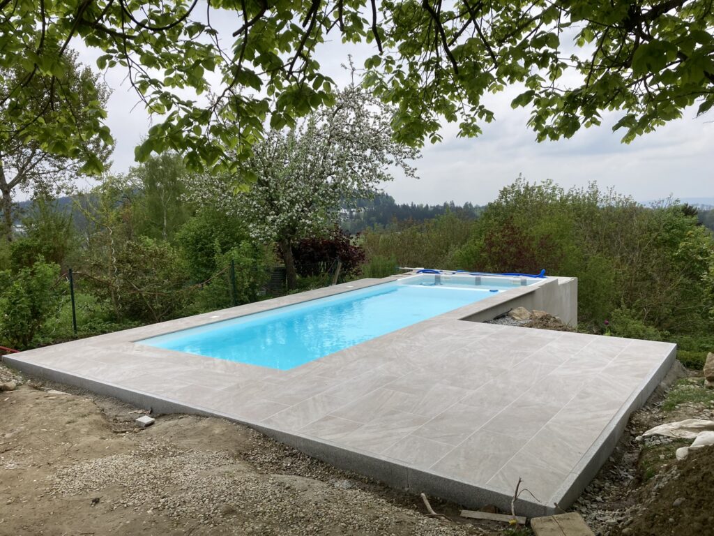 Poolumrandung mit angrenzender Terrasse aus Keramikplatten