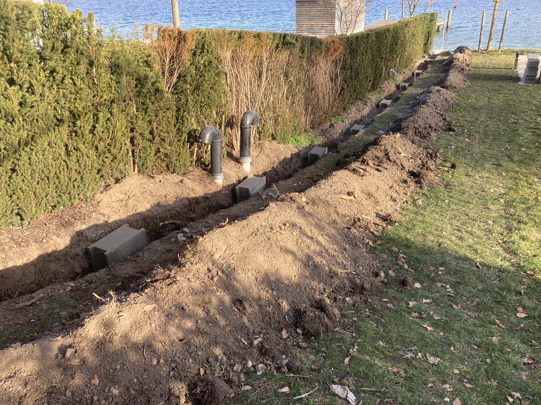 Erdarbeiten und Vorbereitung der Fundamente für einen Gartenzaun