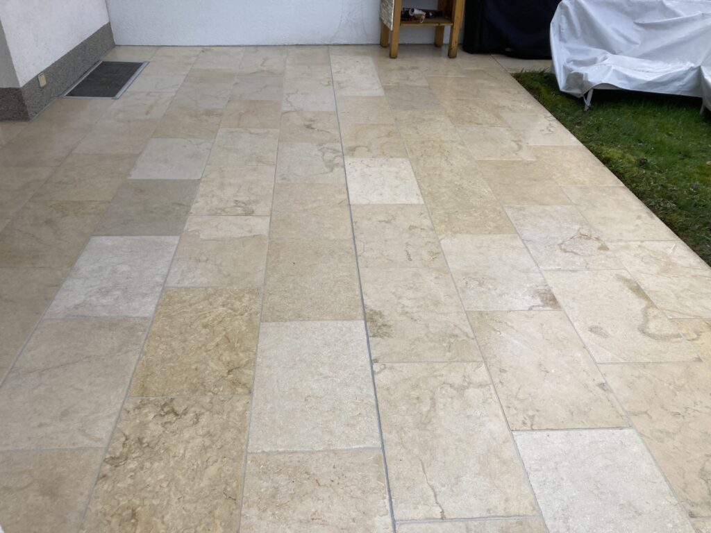Startseite Terrasse mit Steinplatten