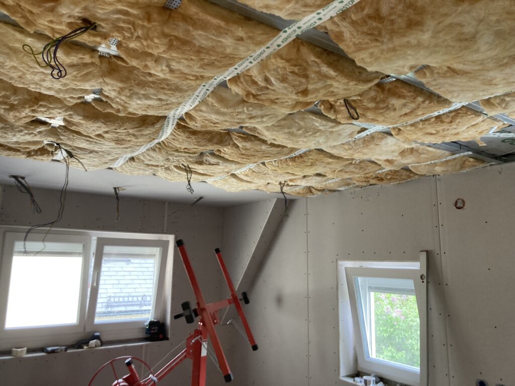 Startseite Deckendämmung mit Mineralwolle und Montage von Gipskartonplatten