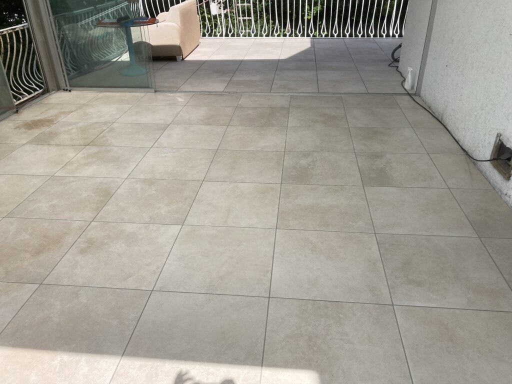 Keramikplatten im Wintergarten und auf der angrenzenden Terrasse