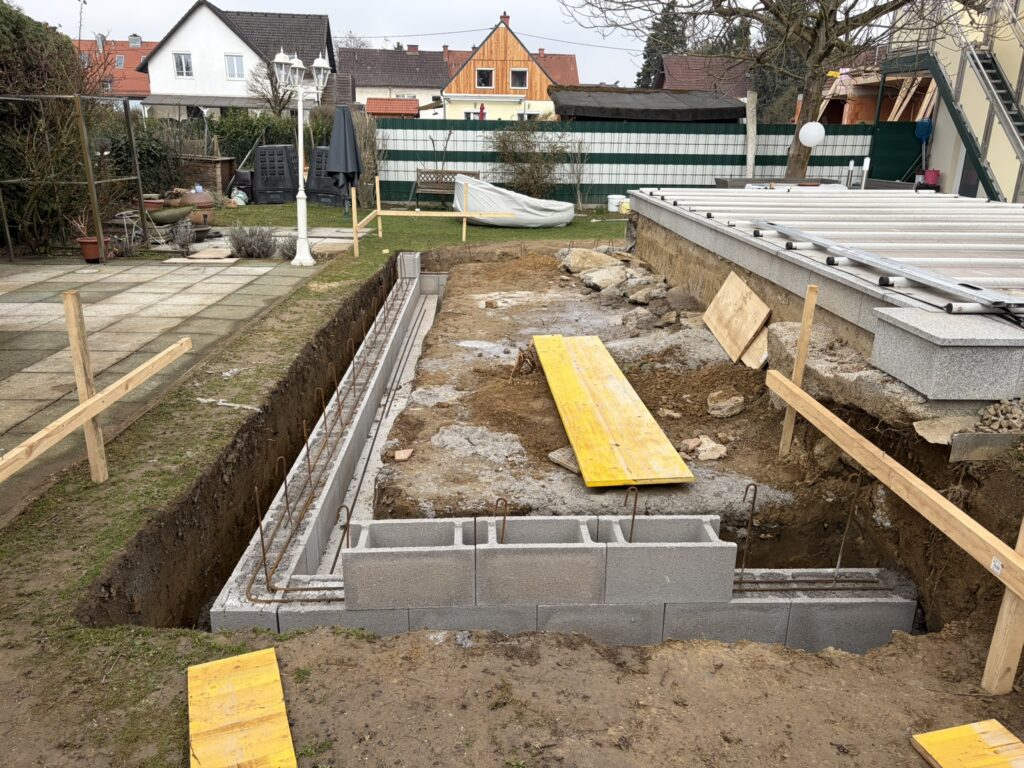 Schalungssteine während der Herstellung eines Terrassenfundaments