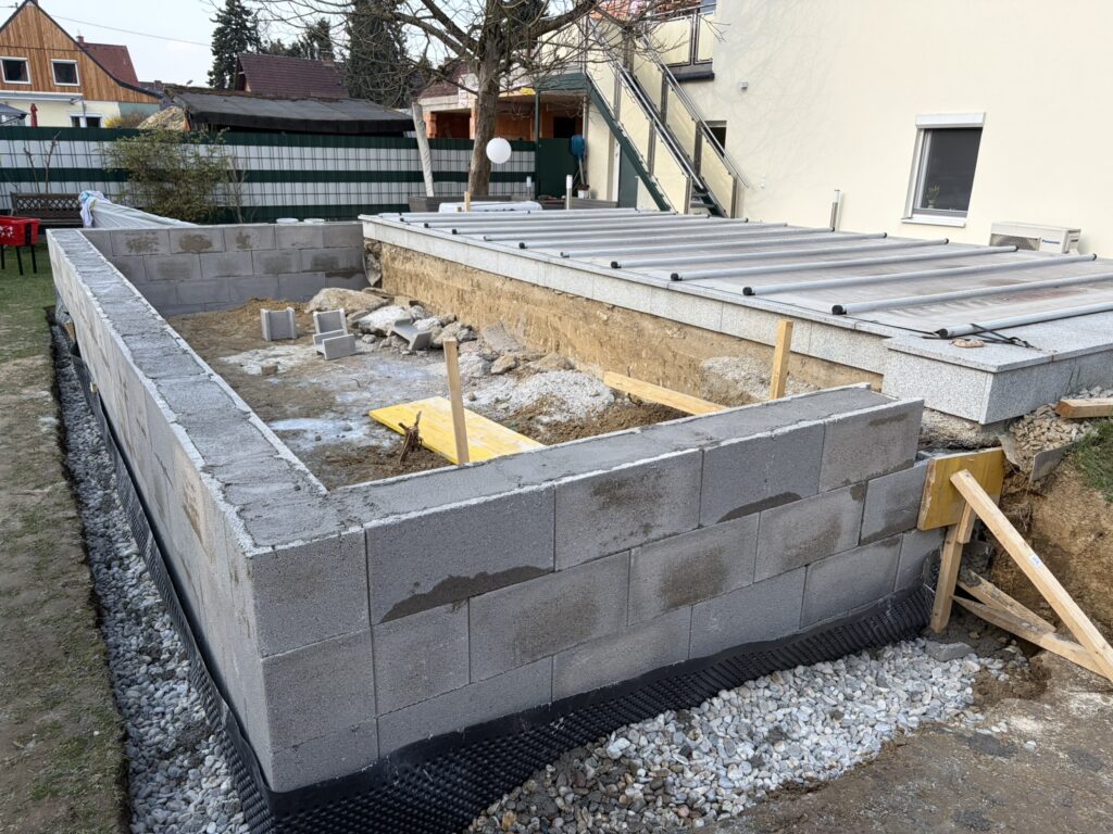 Mit Beton verfüllte Schalungssteine für das Terrassenfundament
